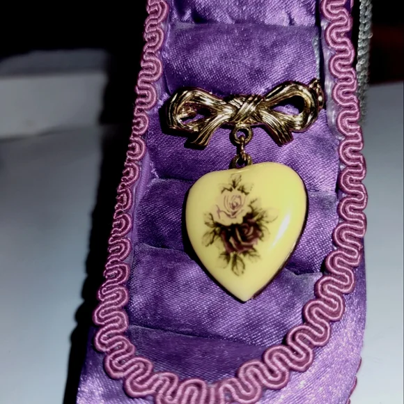 Classic Enamel Heart w/ Vintage Floral on Locket Dangling Gold Bow Brooch - Picture 6 of 11